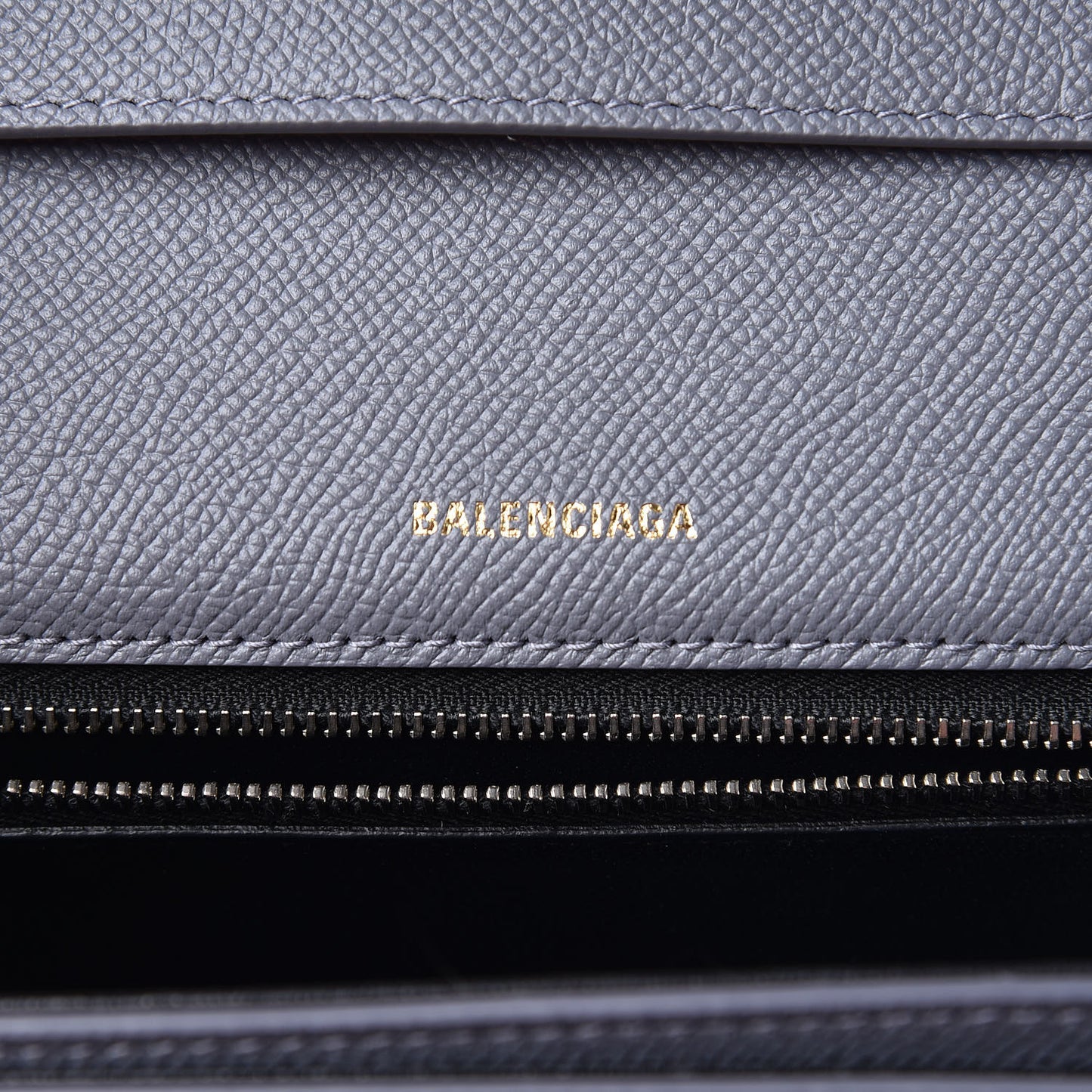 Grained Calfskin Logo S Ville Day Bag Gris Perle Fonce White