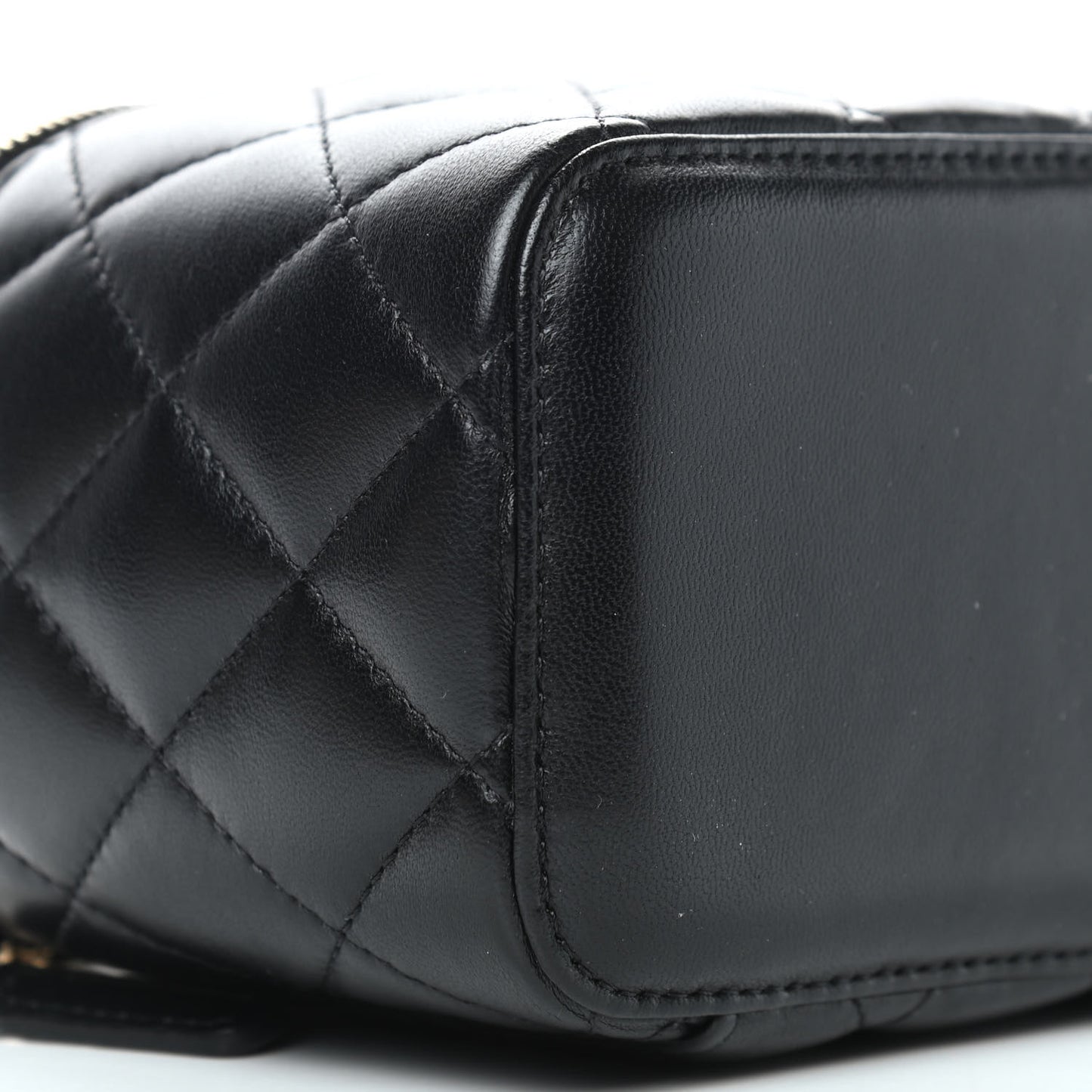 Lambskin Quilted Pearl Crush Small Vanity Case With Chain Black