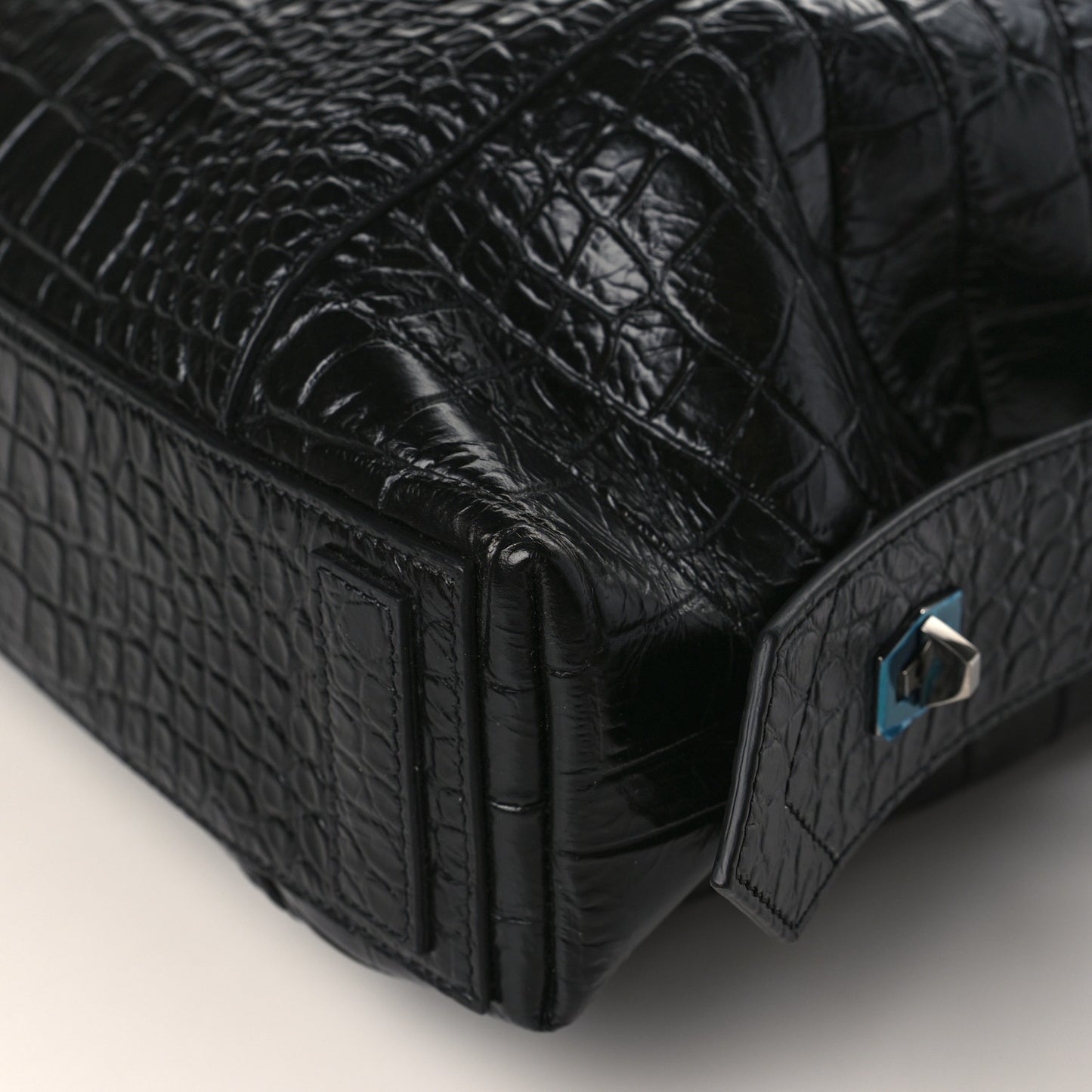 Calfskin Crocodile Embossed Medium Soft Antigona Black