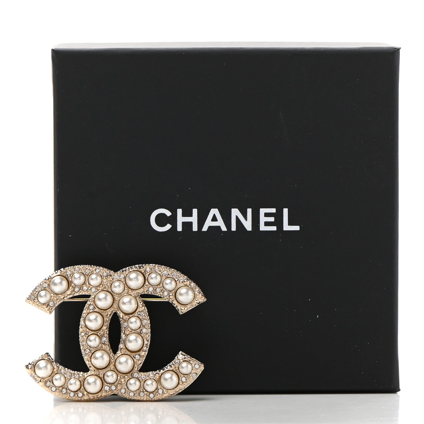 Metal Crystal Graduated Pearl CC Brooch Gold