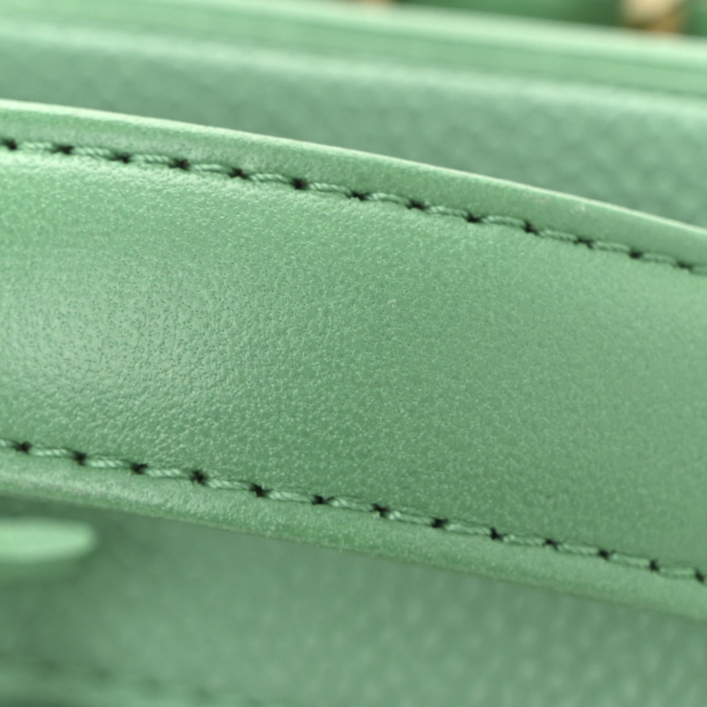 Caviar Quilted Medium CC Filigree Vanity Case Green