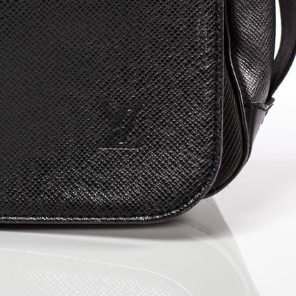 Louis Vuitton Taiga Viktor Messenger Bag 6 of 9