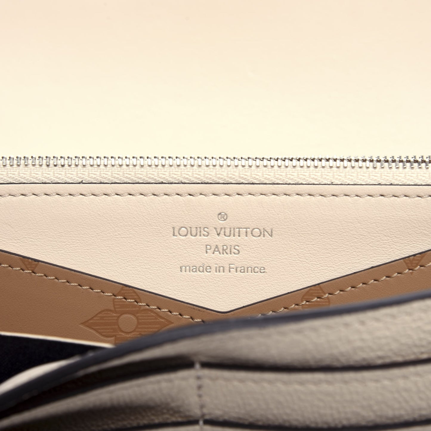 Monogram Cuir Plume Very Wallet Sesame Creme