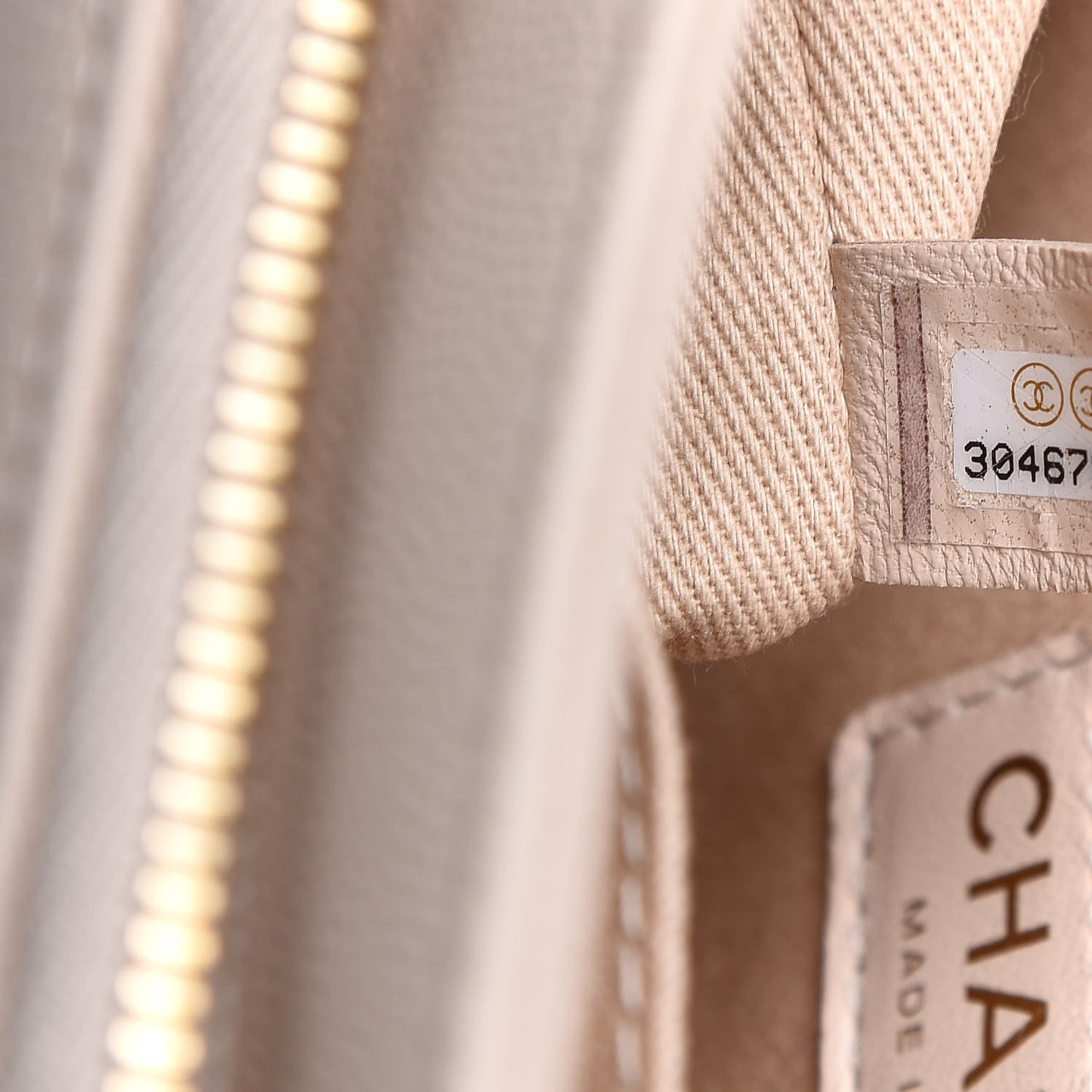 Caviar Quilted Medium Business Affinity Flap Beige