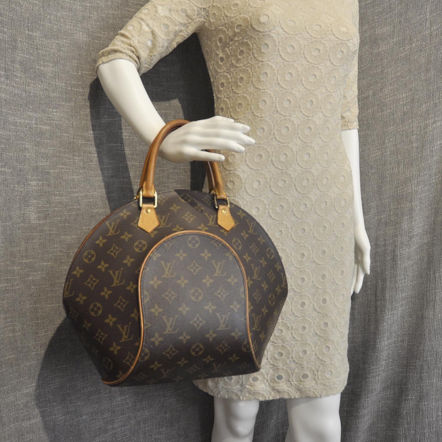 Louis Vuitton Monogram Ellipse MM 2 of 8