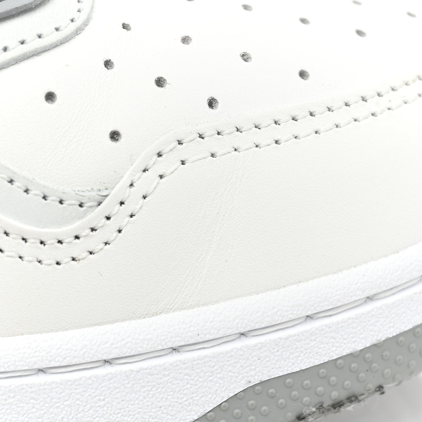 Smooth Calfskin Oblique Galaxy Perforated Mens B27 Low Top Sneakers 39 White Grey