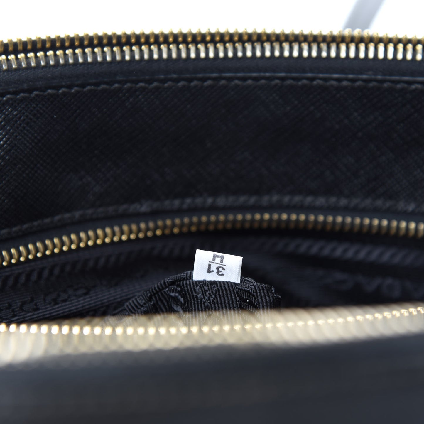 Saffiano Medium Galleria Double Zip Tote Black