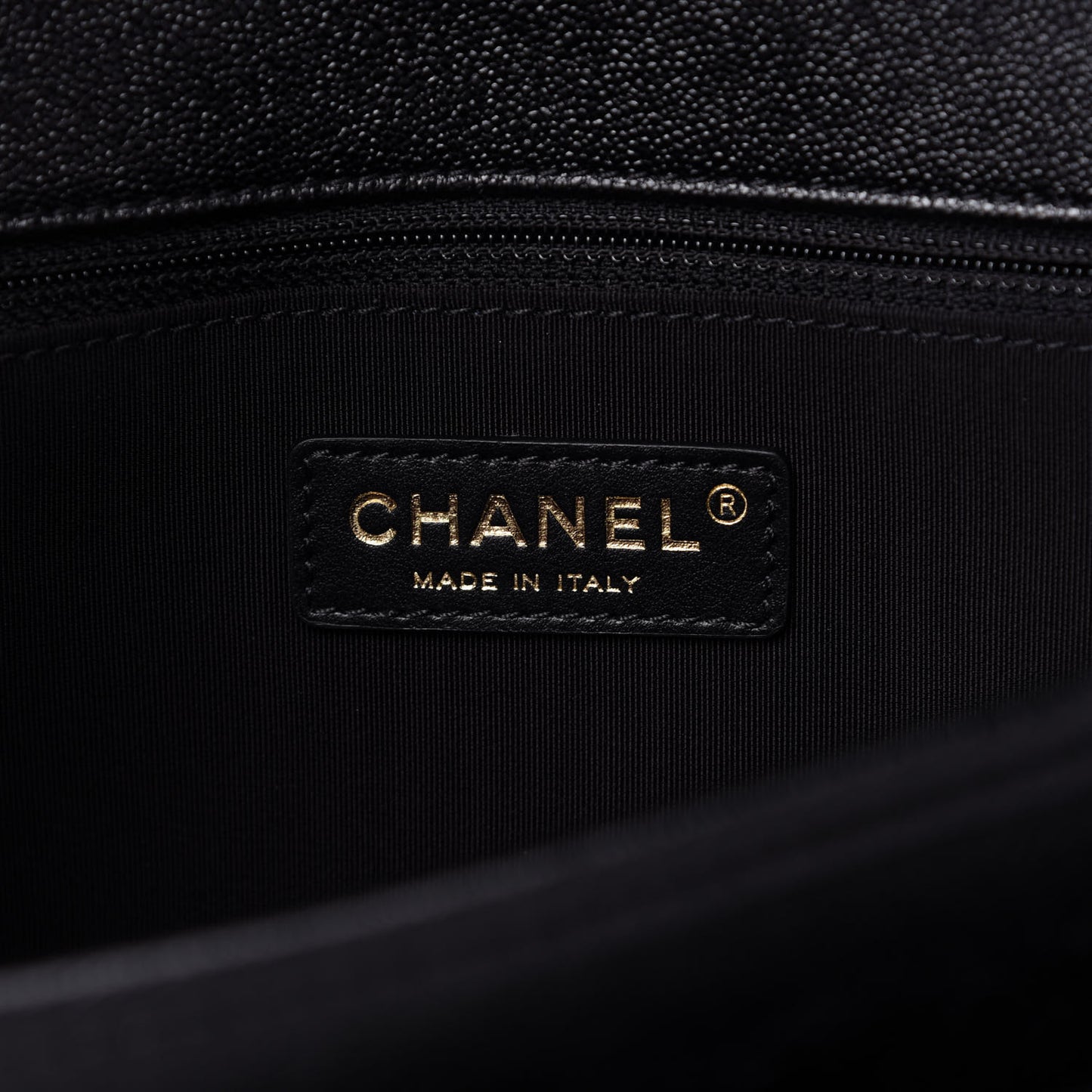 Caviar Quilted Medium Messenger Flap Black