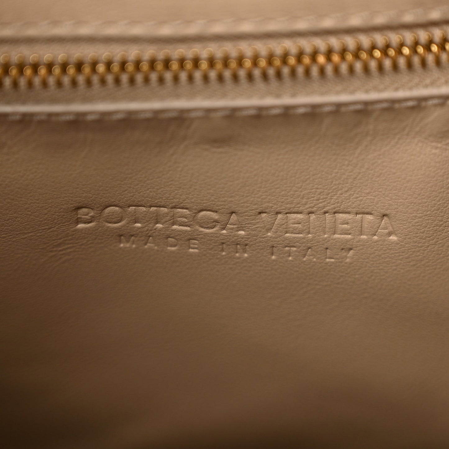 Suede Intrecciato Large Hop Mastice