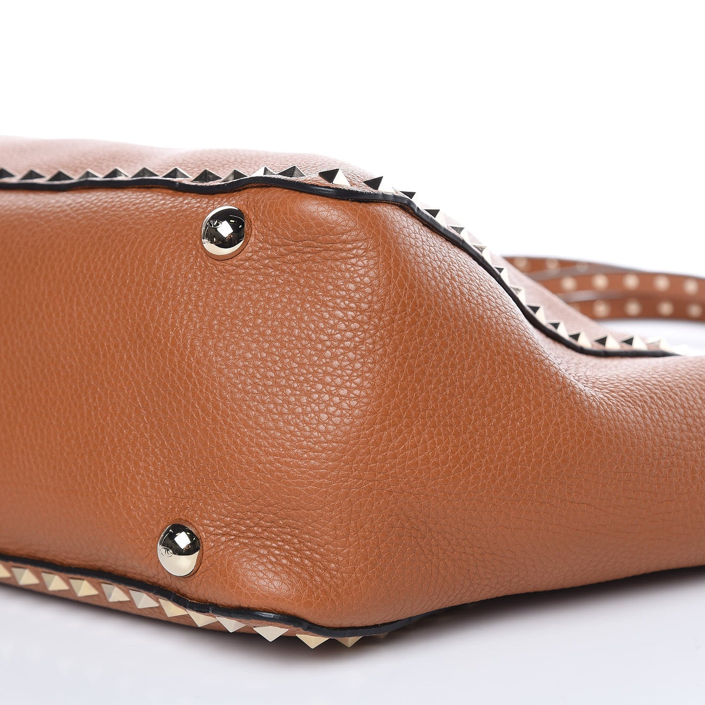 Pebbled Calfskin Medium Rockstud Tote Light Cuir