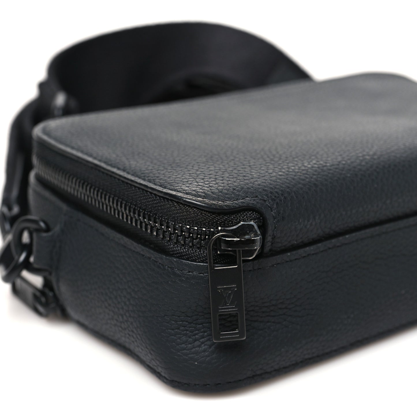 Calfskin Aerogram Alpha Wearable Wallet Black