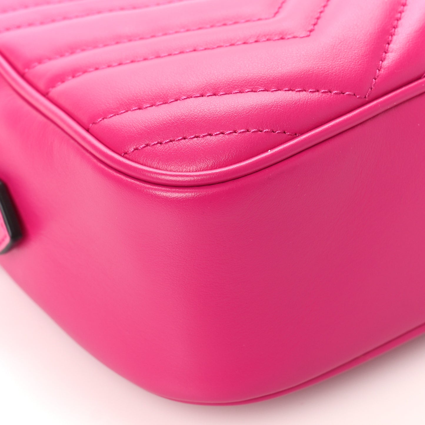 Calfskin Matelasse Monochrome Small GG Marmont Chain Shoulder Bag Classic Fuxia