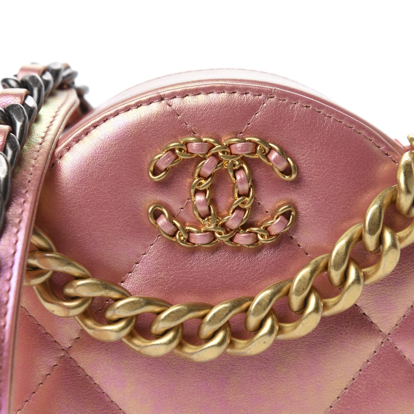 Iridescent Calfskin Quilted 19 Round Clutch With Chain Pink