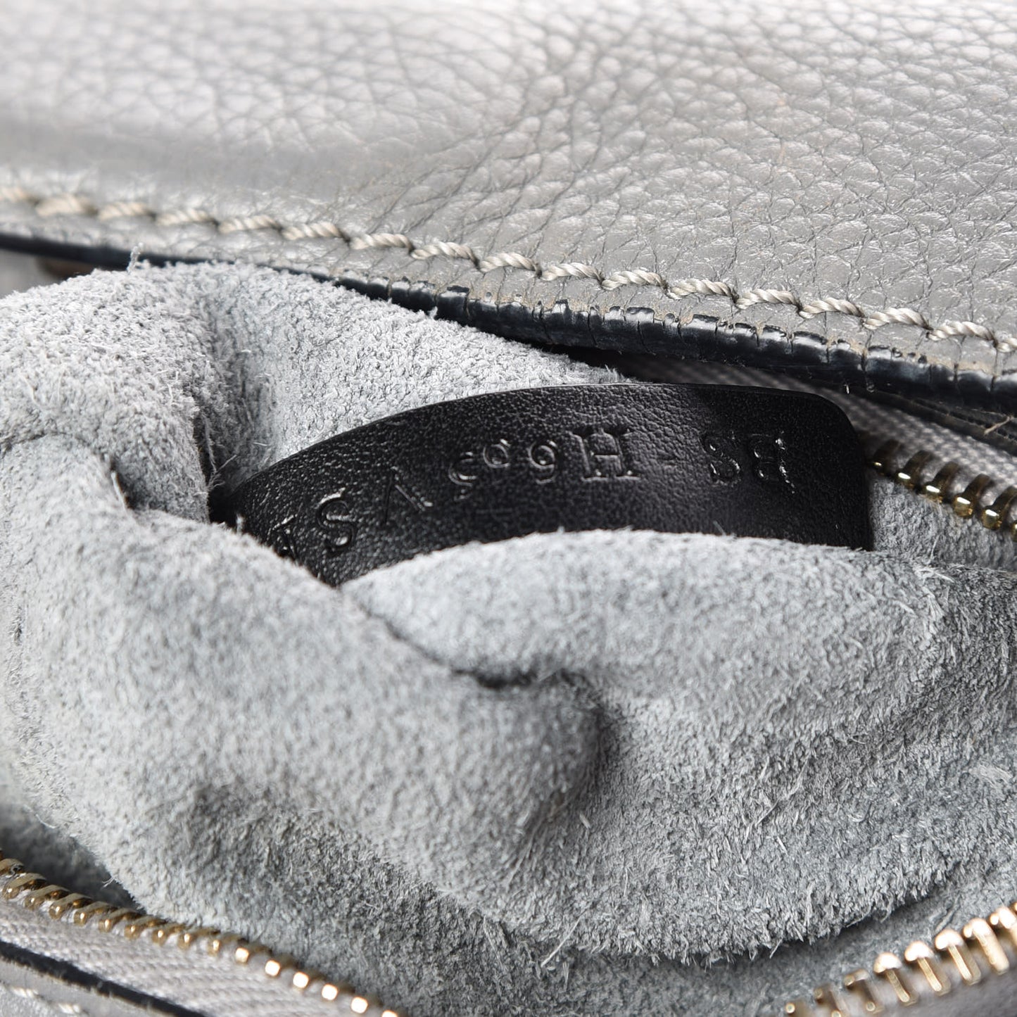 Pebbled Calfskin Large Rockstud Flip-Lock Messenger Bag Grigio Perla