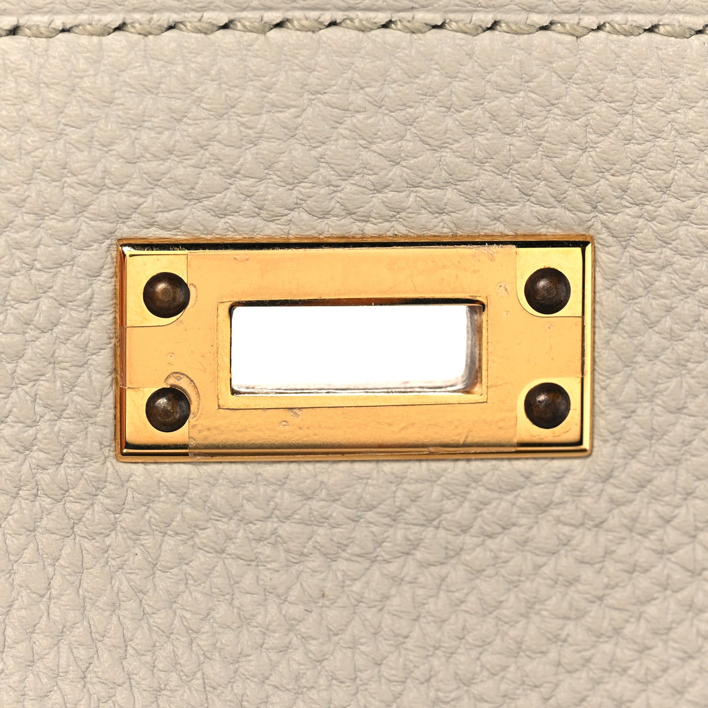 Togo Kelly Retourne 25 Beton