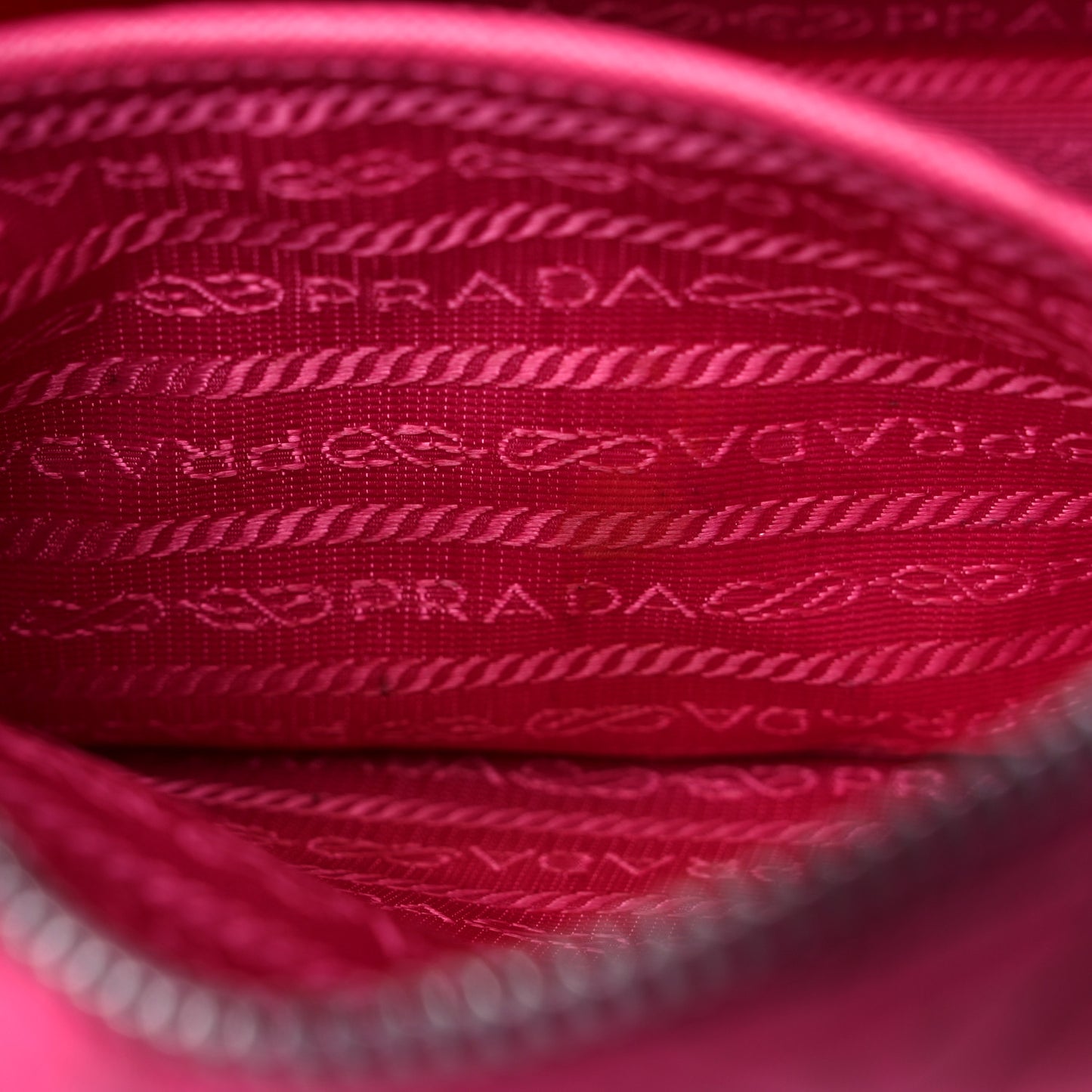 Nylon Tessuto Impuntu Quilted Chain Crossbody Fuxia