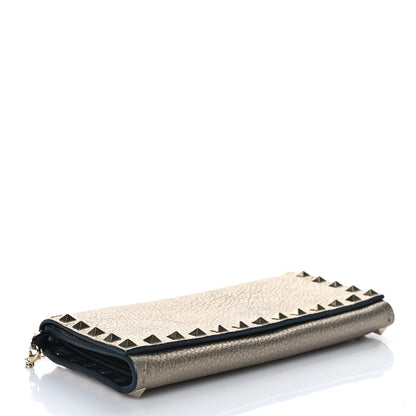 Valentino Garavani Metallic Pebbled Calfskin Rockstud Flap Wallet On chain Platino 3 of 10
