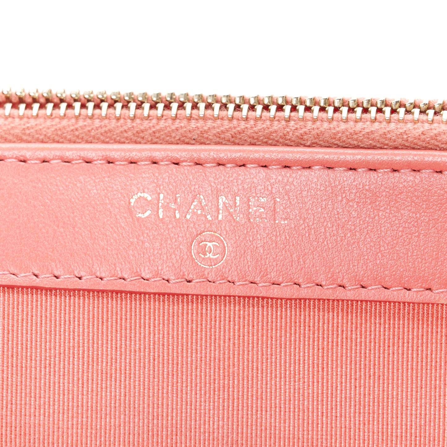 Iridescent Caviar Quilted Small Clutch With Chain Pink