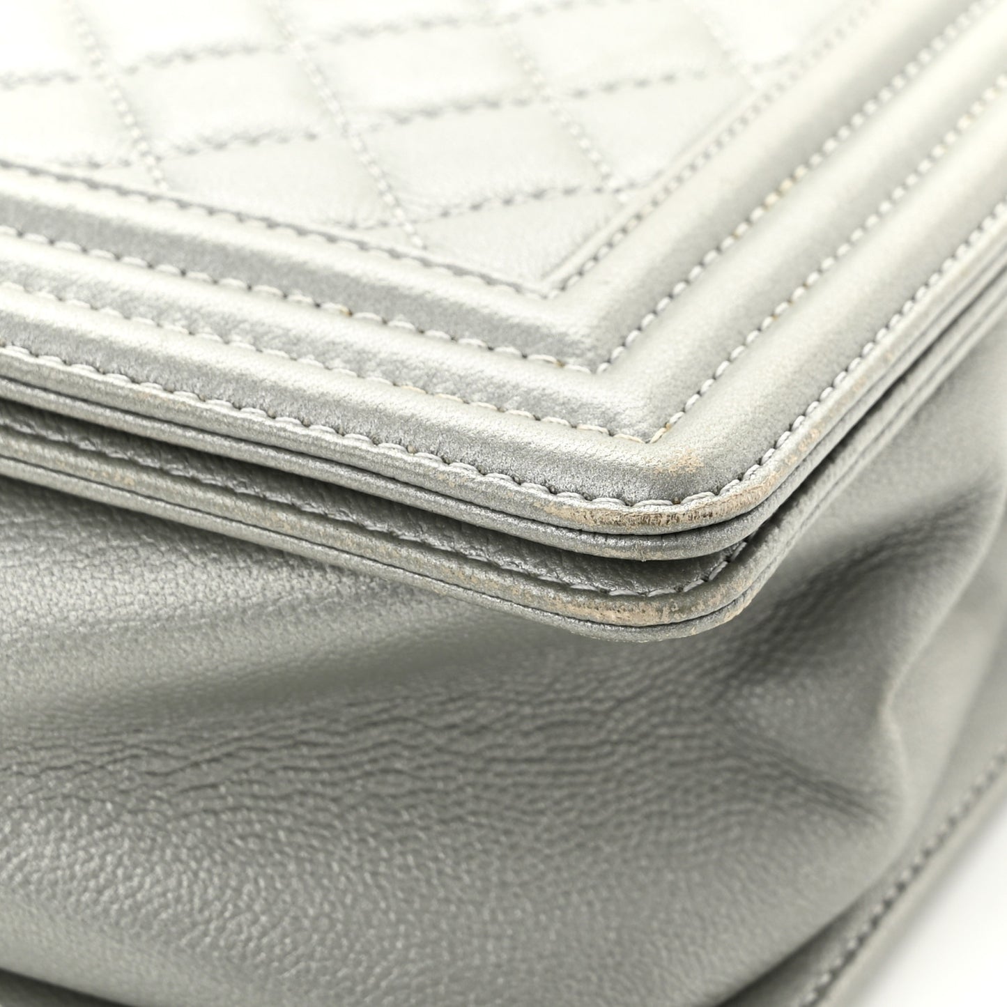 Caviar Quilted Medium Boy Flap Light Grey