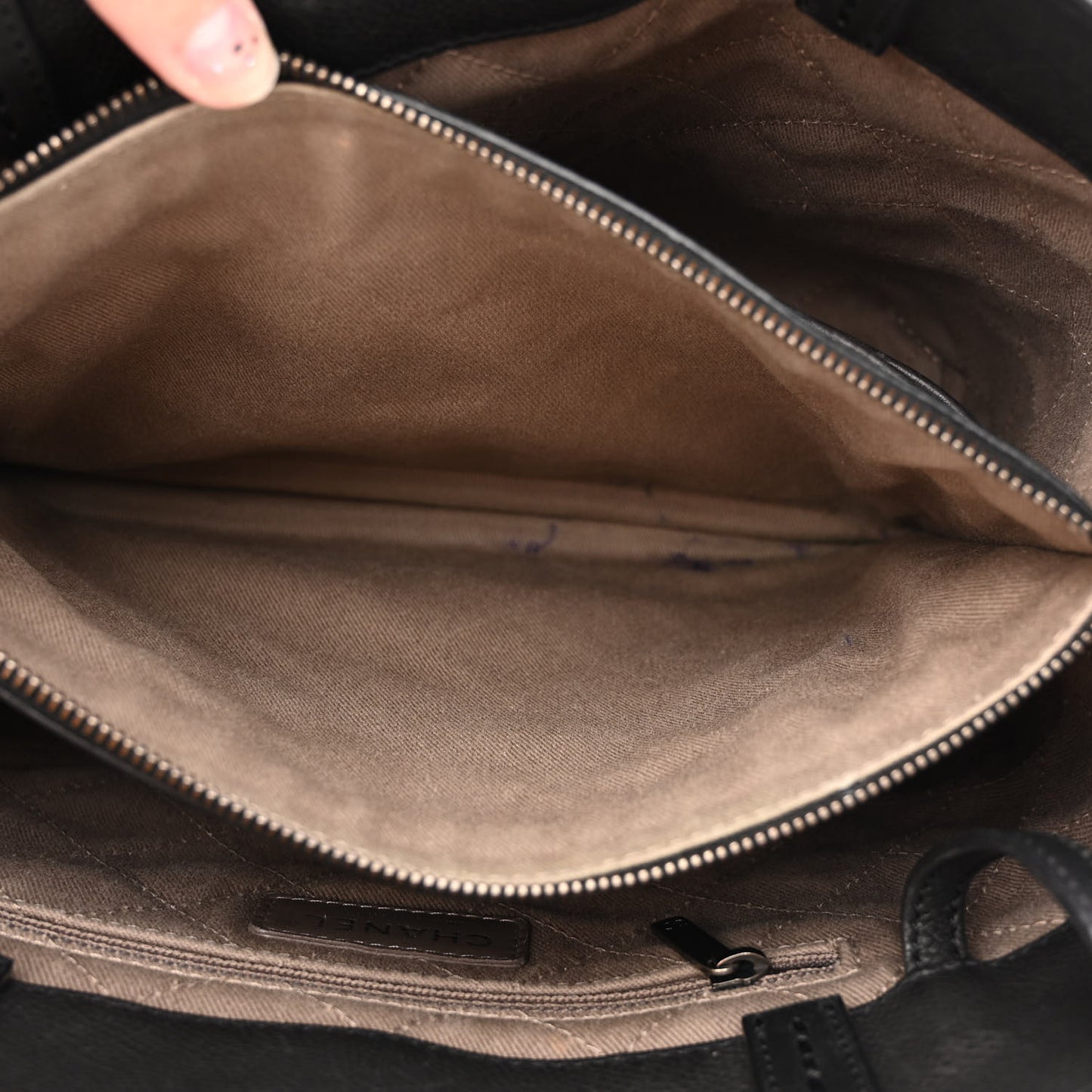 Calfskin Stitched Hamptons Tote Black
