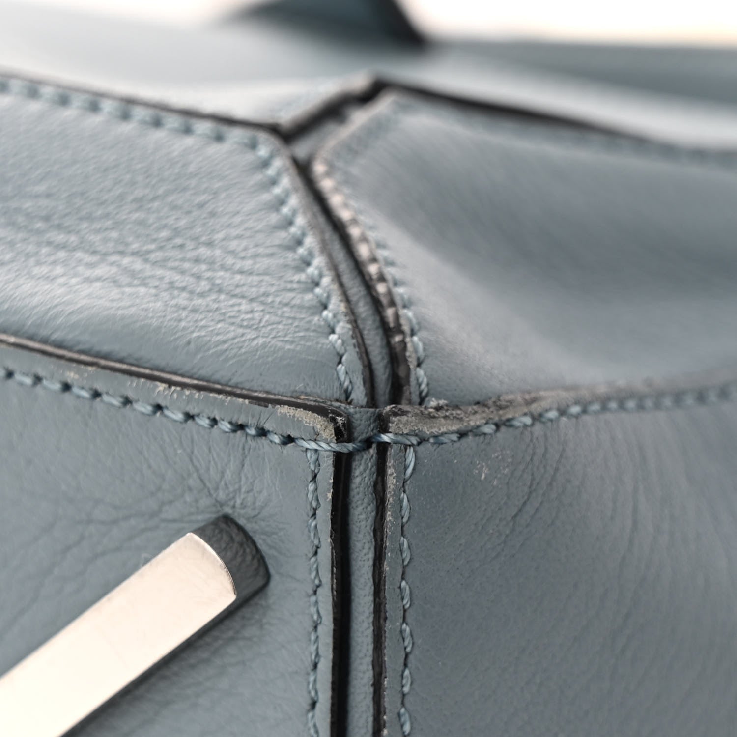 LOEWE ブルーグレー レザー ショルダーバッグ フロントポケット付き Loewe Calfskin Small Puzzle Bag Stone Blue 1776823 – FASHIONPHILE