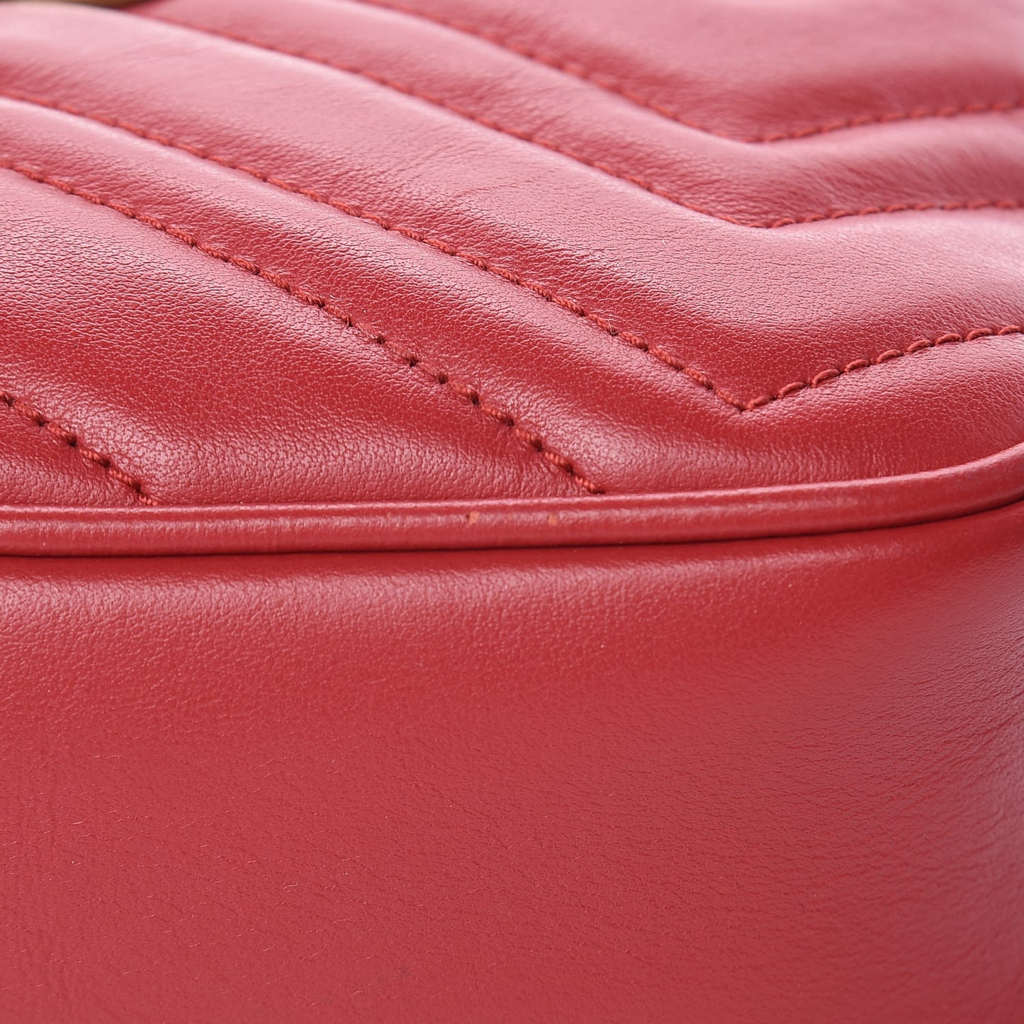 Calfskin Matelasse Mini GG Marmont Chain Shoulder Bag Hibiscus Red