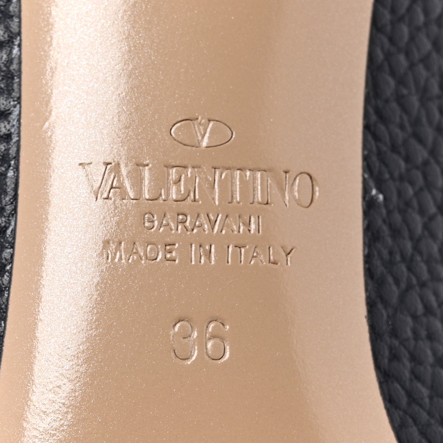 Pebbled Calfskin Rockstud 85mm Pumps 36 Marine