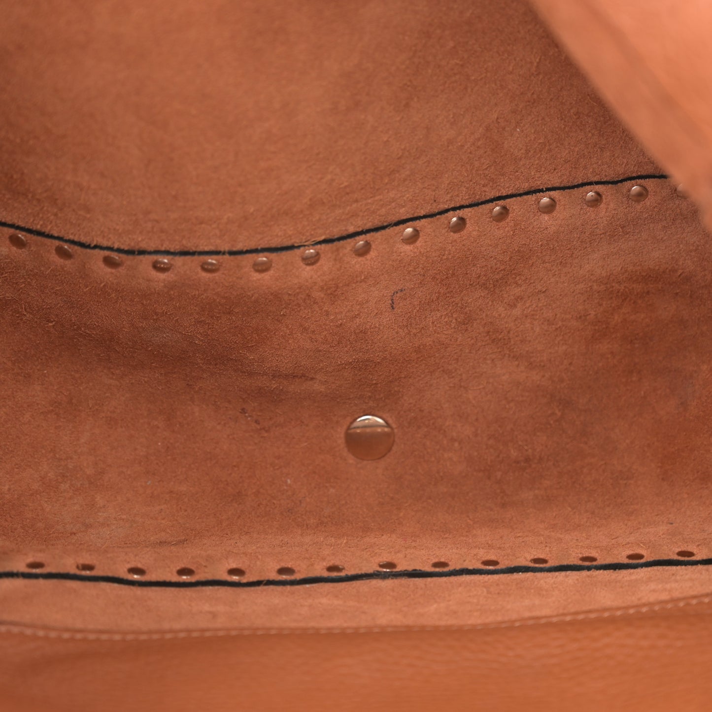 Pebbled Calfskin Medium Rockstud Tote Light Cuir