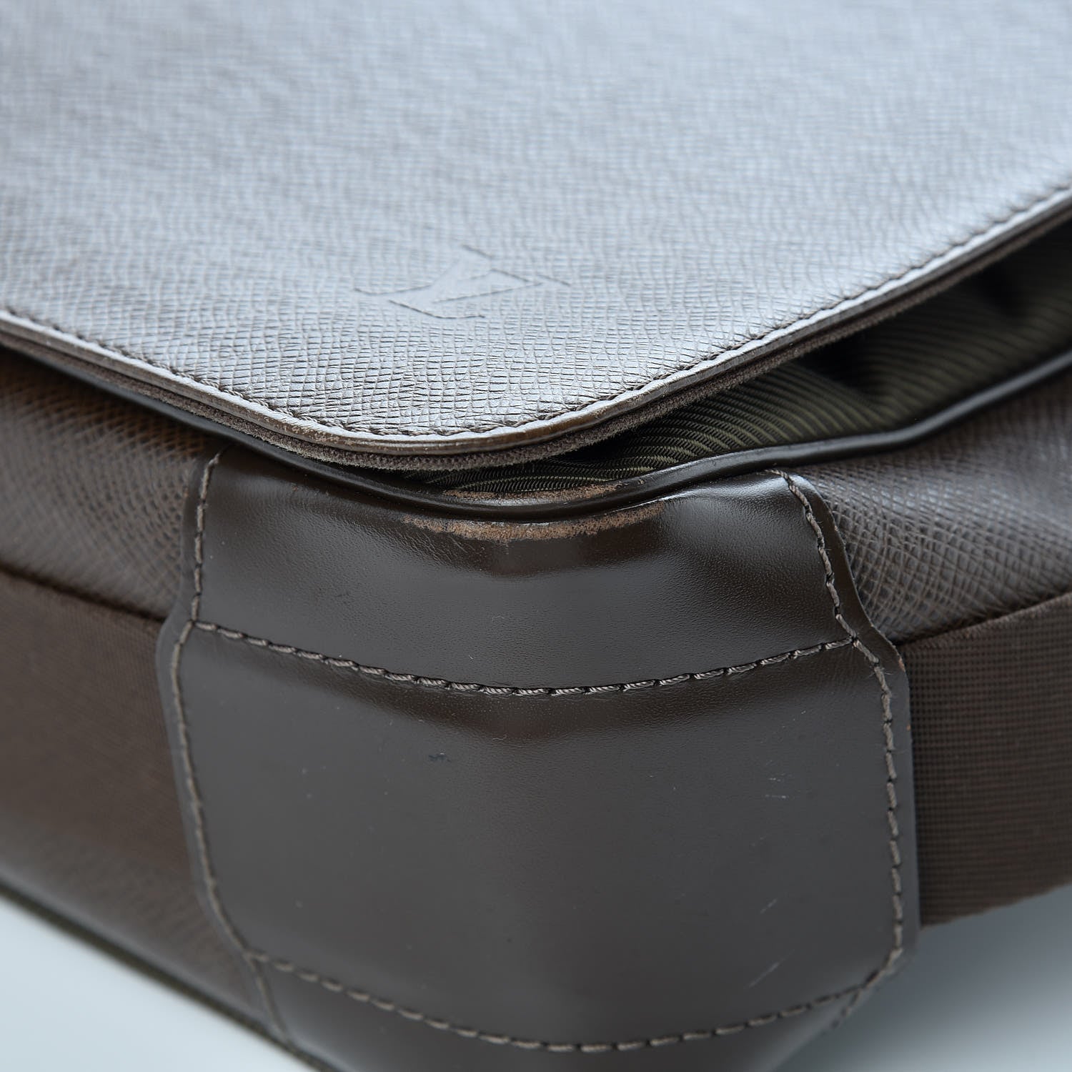 Louis Vuitton Taiga Viktor Messenger Bag Grizzli 14 of 18