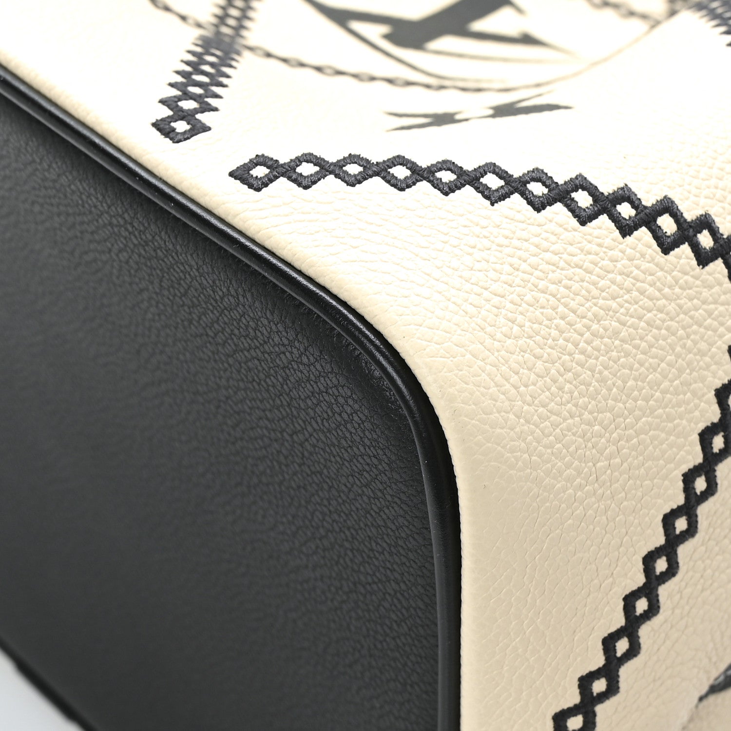 Louis Vuitton Empreinte Monogram Giant Broderies Neonoe MM Cream Black 11 of 13