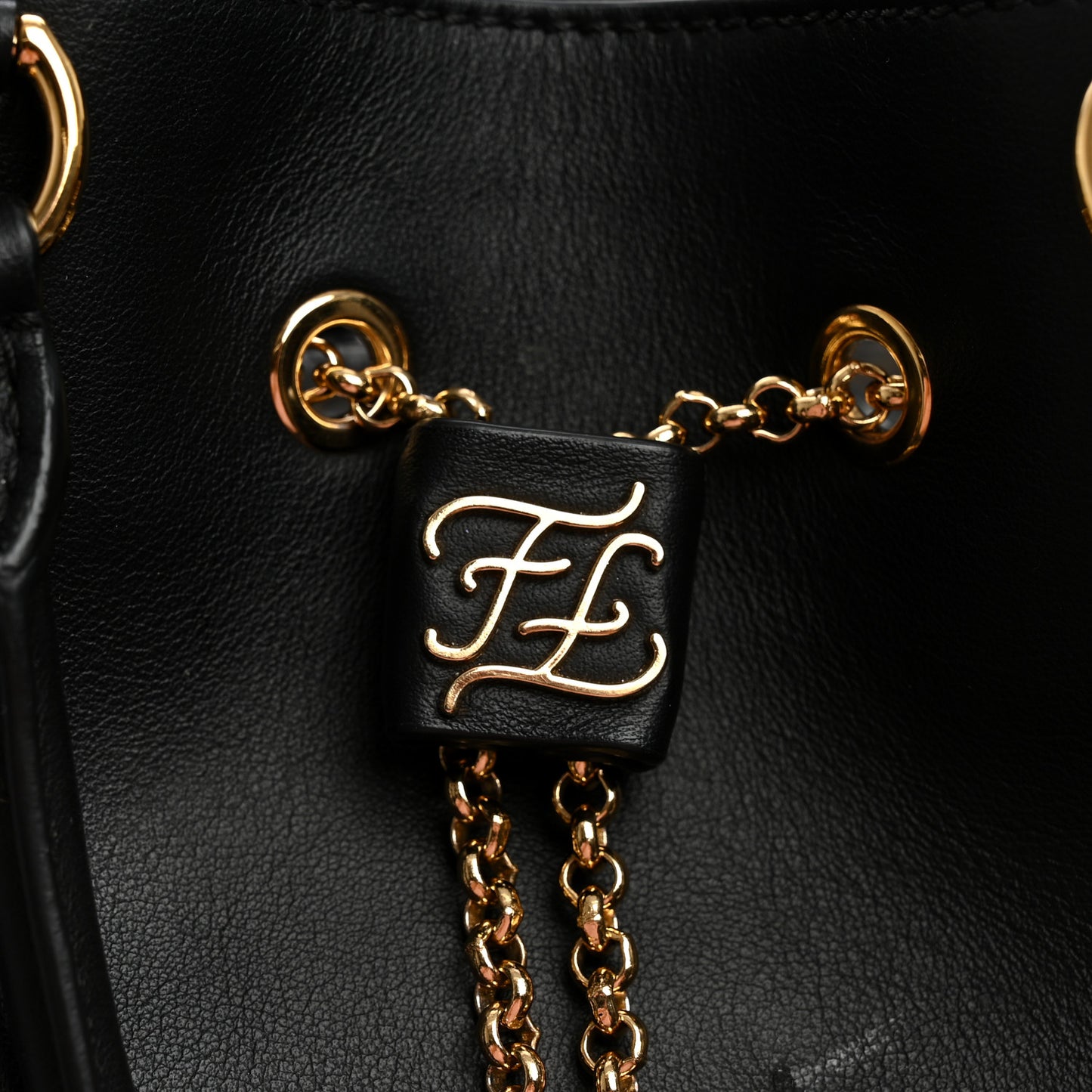 Vitello Grace King Karligraphy Chain Bucket Bag Black Bisquit