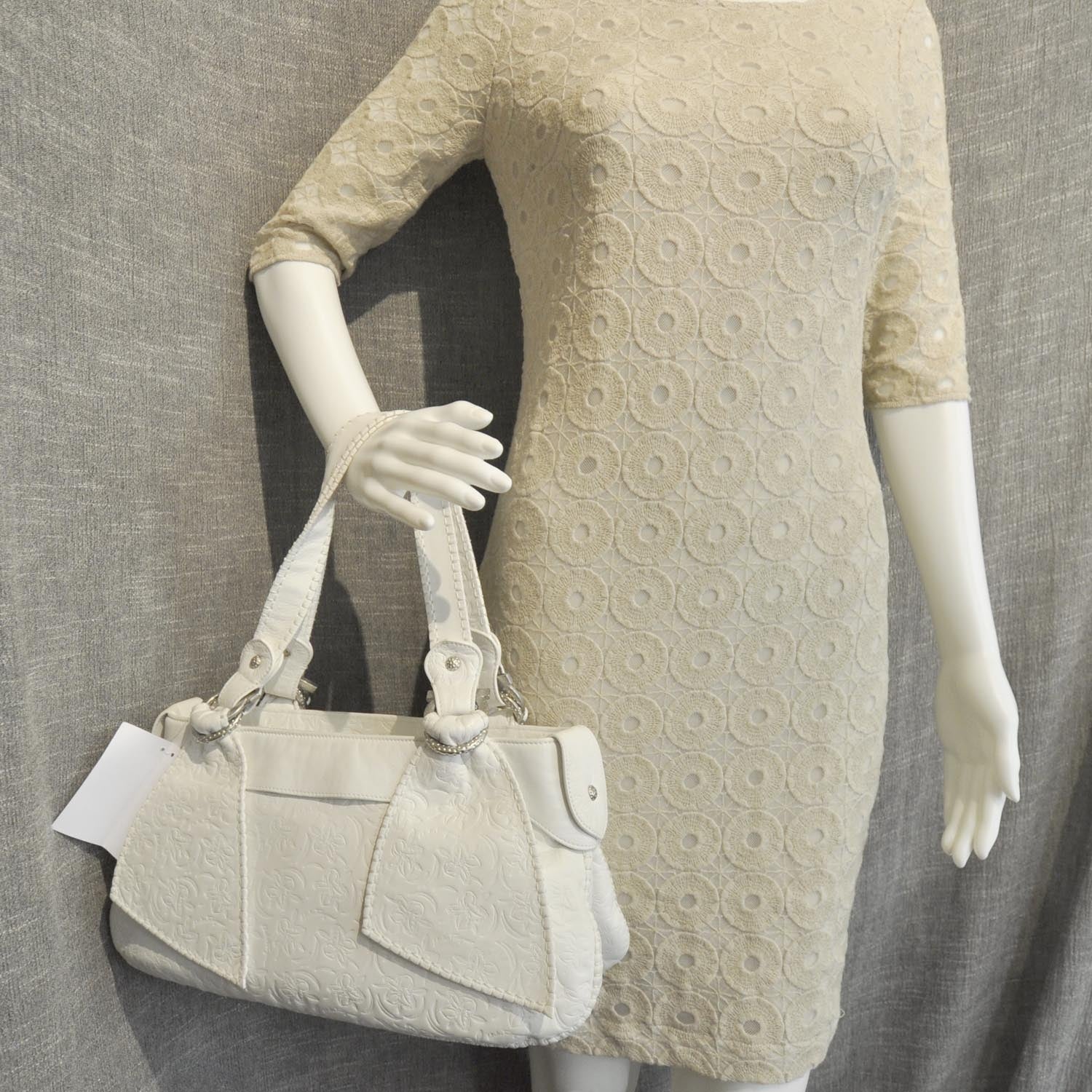 FASHIONPHILE SALVATOREFERRAGAMOFloralEmbossedLeatherShoulderBagBianco 3 of 8