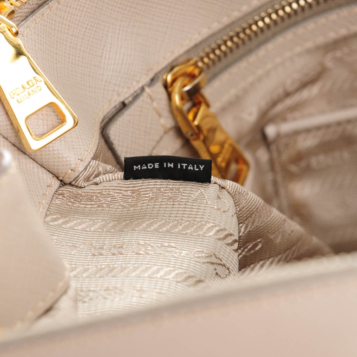 Saffiano Medium Galleria Double Zip Tote Pomice