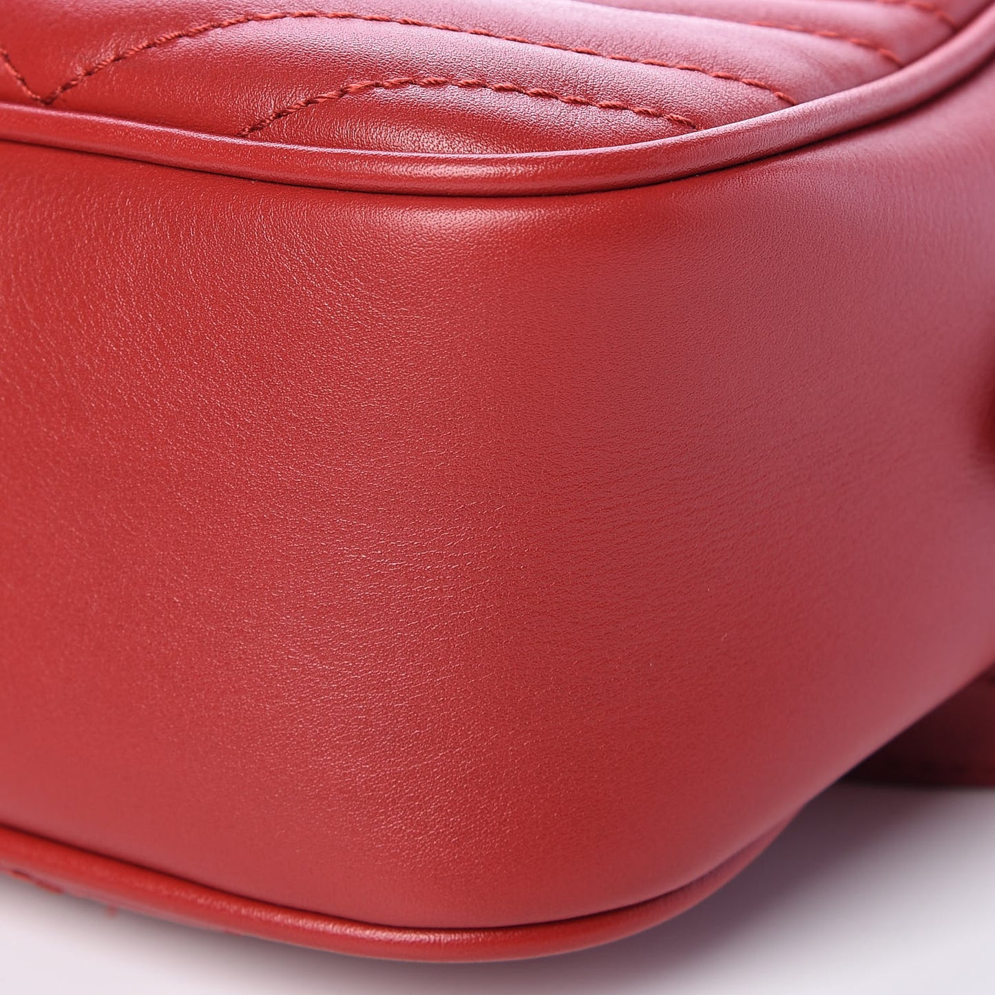 Calfskin Matelasse Small GG Marmont Chain Shoulder Bag Hibiscus Red