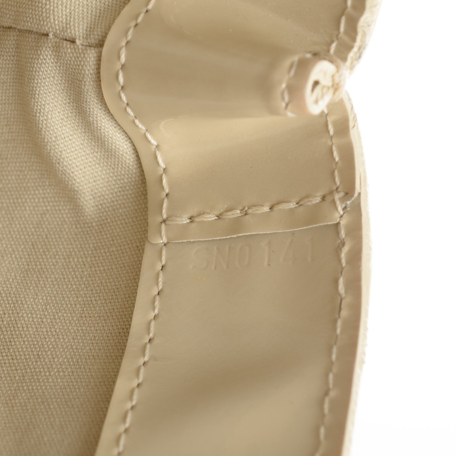 Louis Vuitton Vernis Wilshire MM Blanc Corail 6 of 10