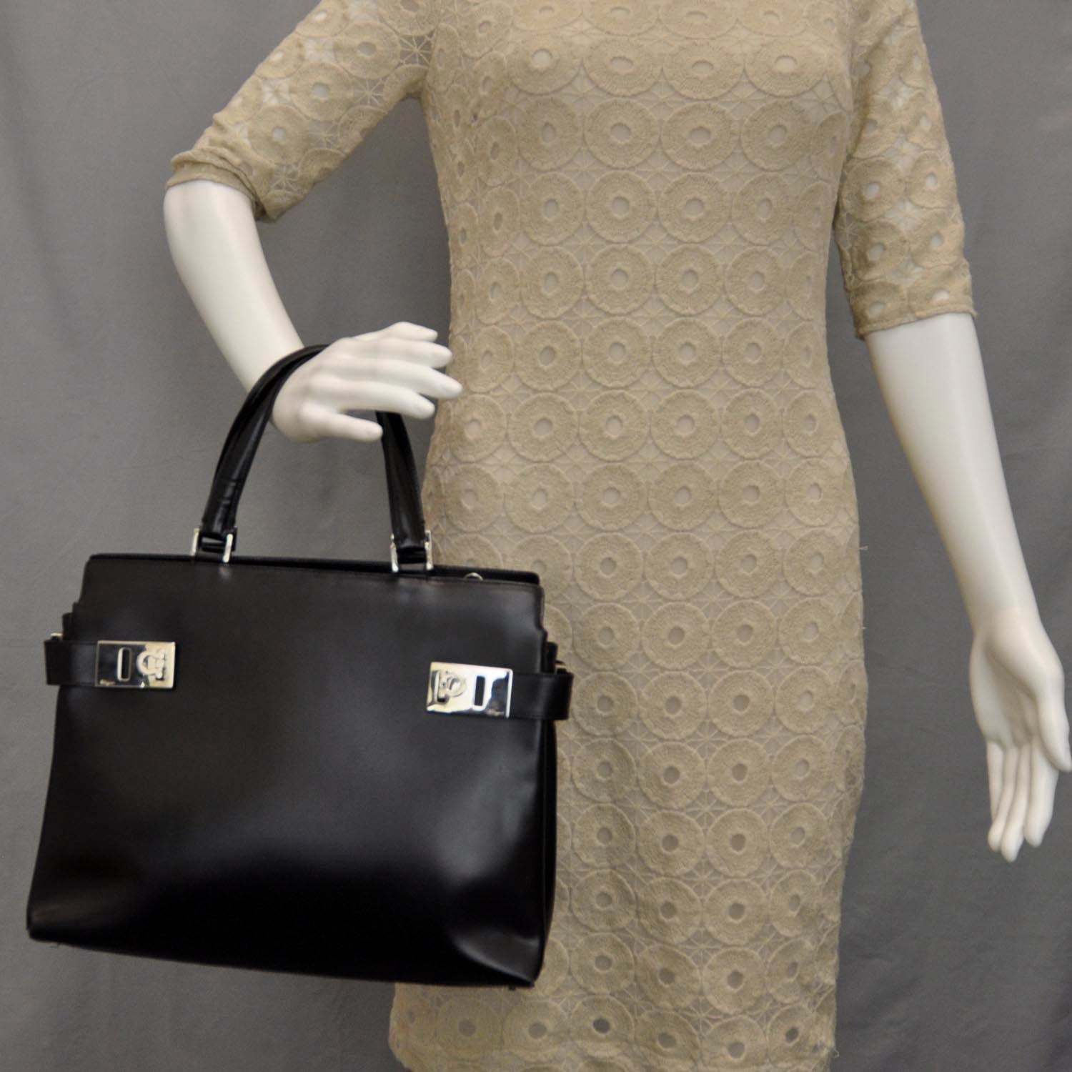 FASHIONPHILE SALVATOREFERRAGAMOLeatherGanciniBuckleToteBlack 2 of 8