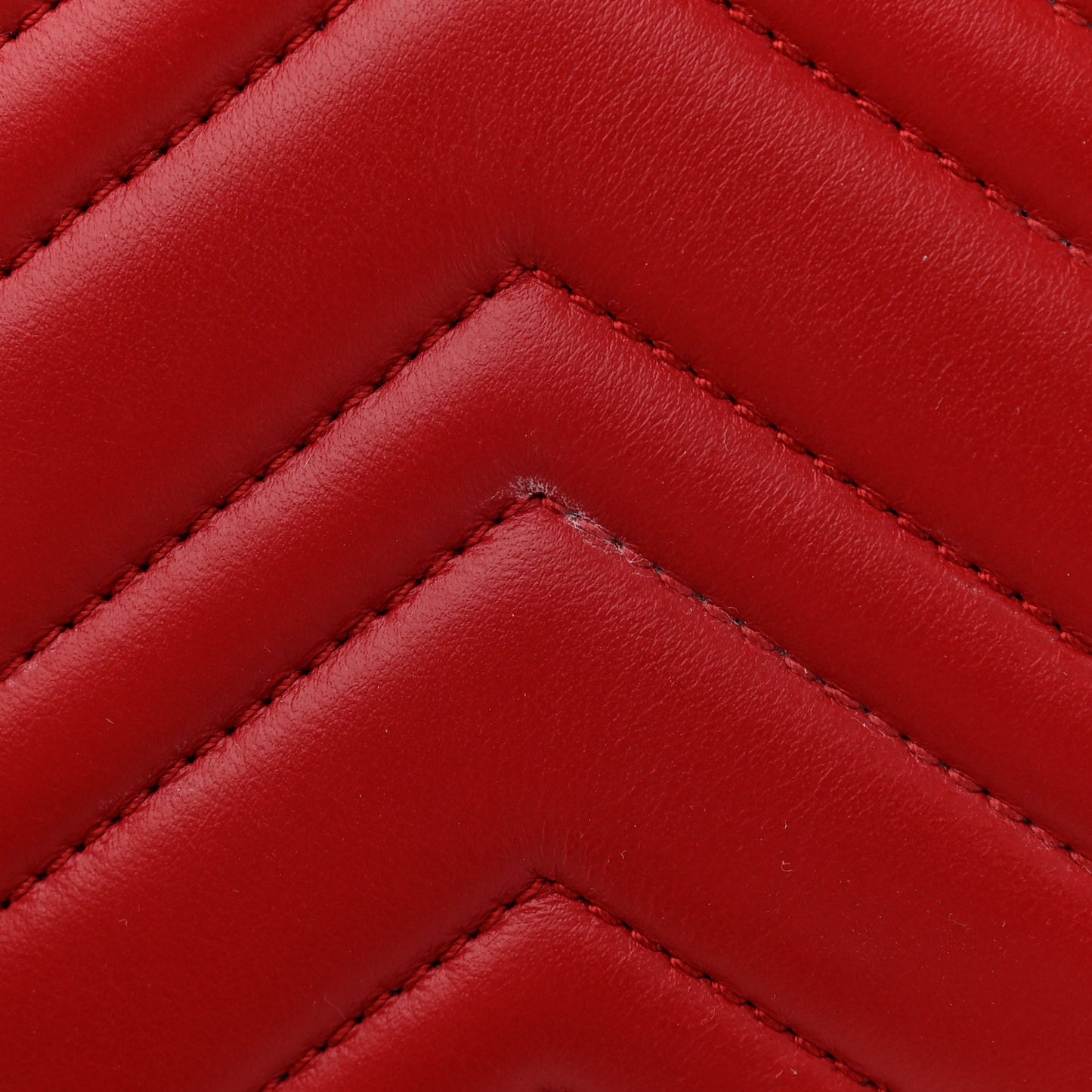 Calfskin Matelasse Medium GG Marmont Tote Hibiscus Red