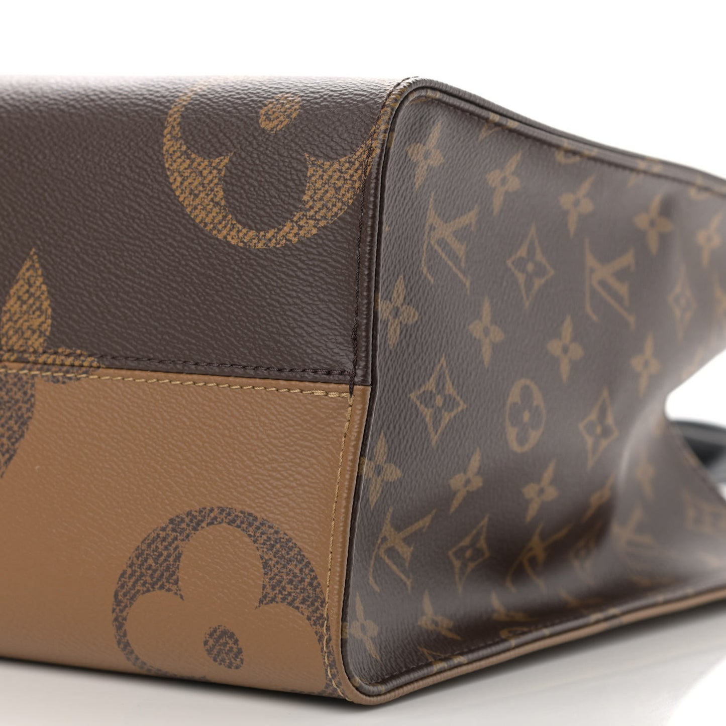 Reverse Monogram Giant Onthego MM