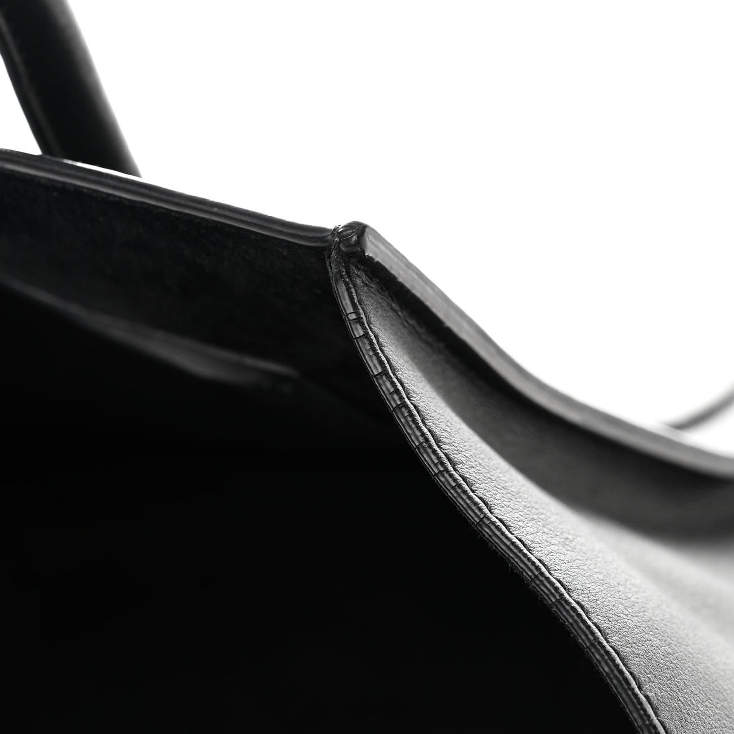 Smooth Calfskin Medium Phantom Luggage Black
