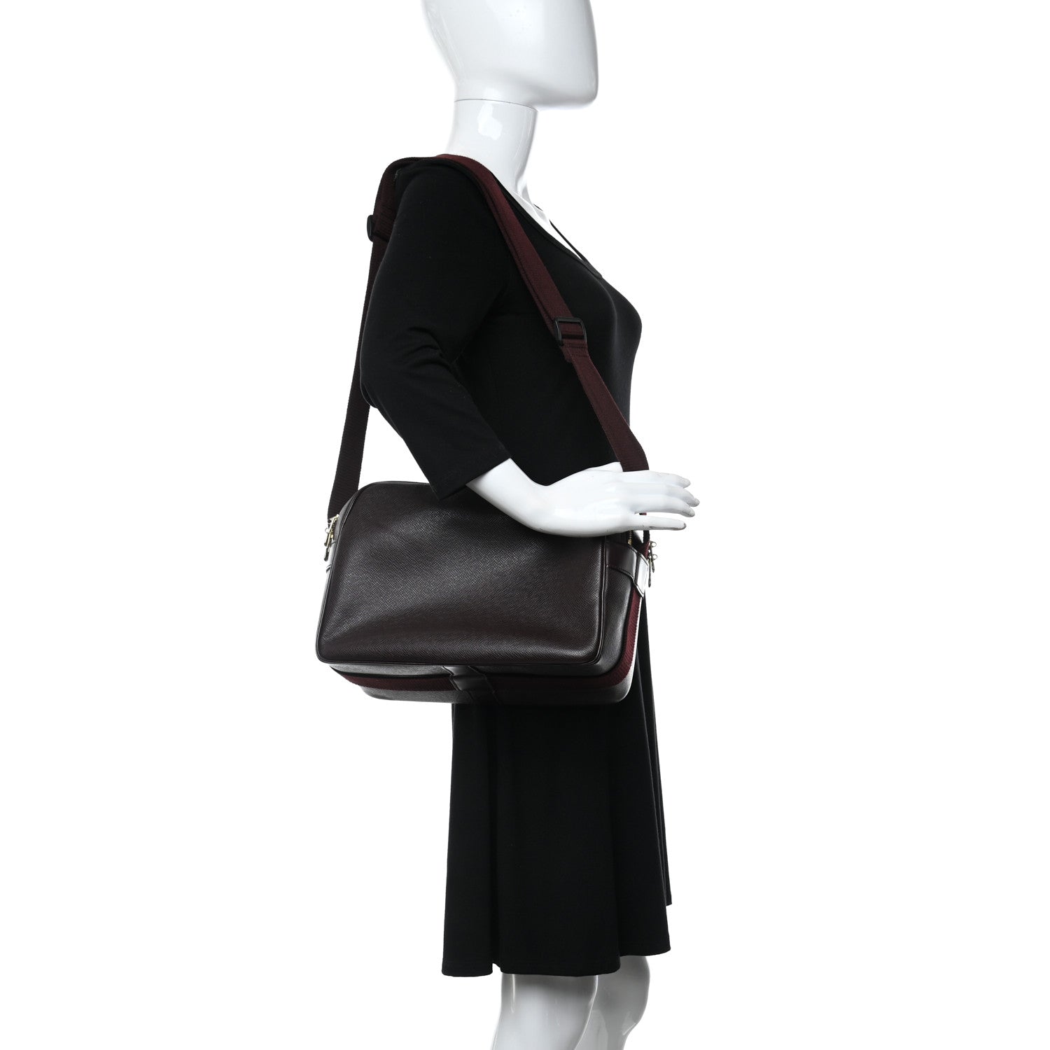 Louis Vuitton Taiga Reporter Messenger Acajou 2 of 14