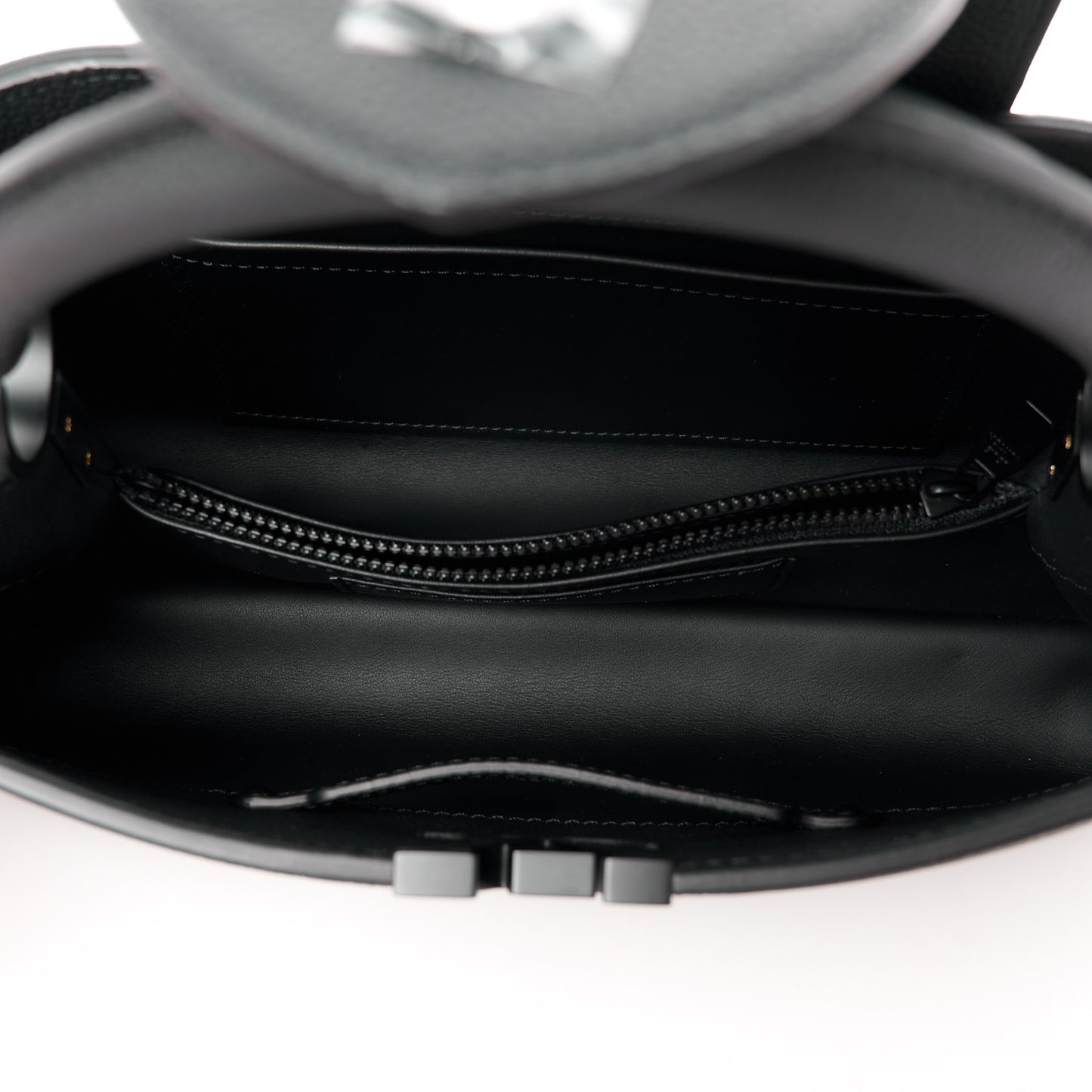 Taurillon Capucines East West MM Matte Black