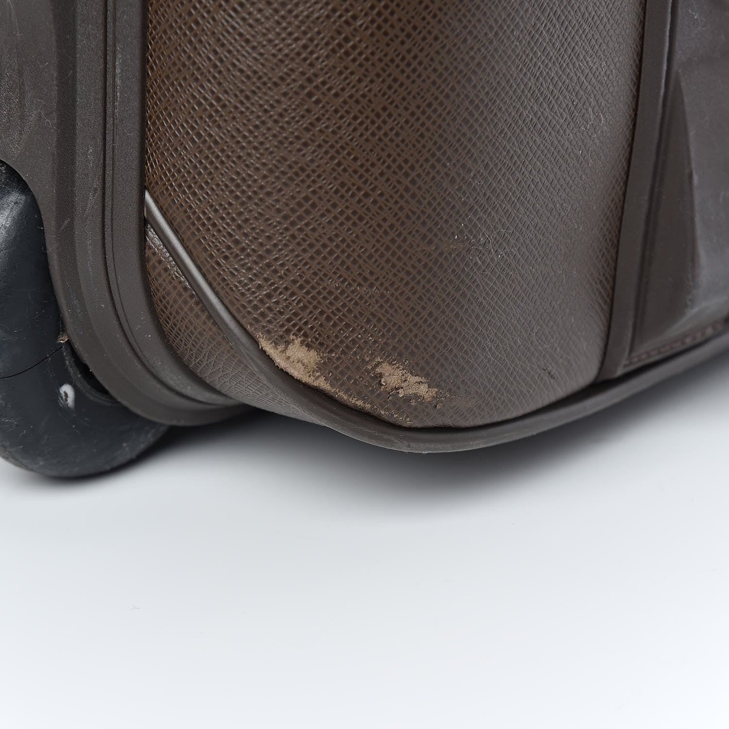 Louis Vuitton Taiga Pegase 60 Grizzli 11 of 15