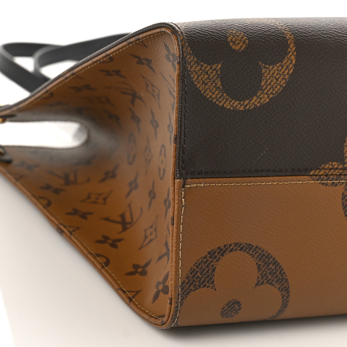 Reverse Monogram Giant Onthego MM