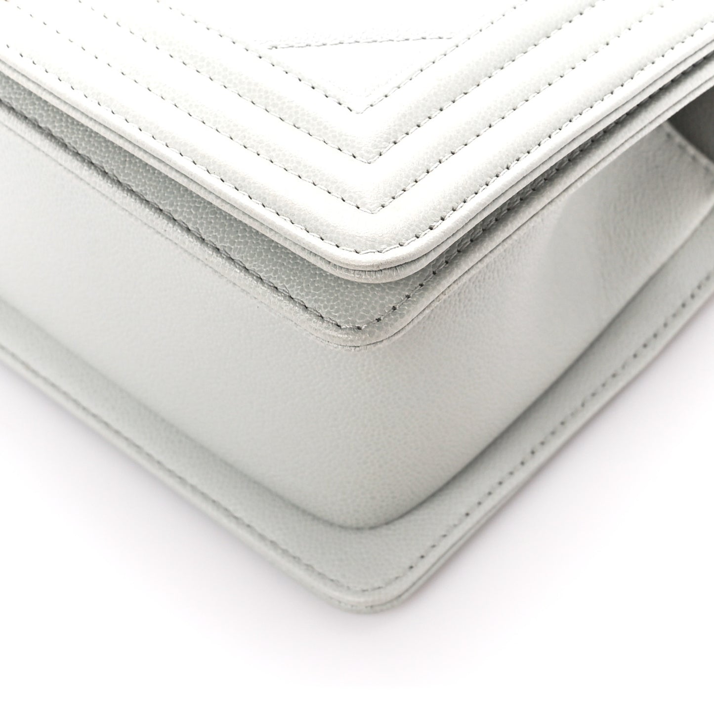 Caviar Chevron Quilted Medium Boy Flap Light Grey