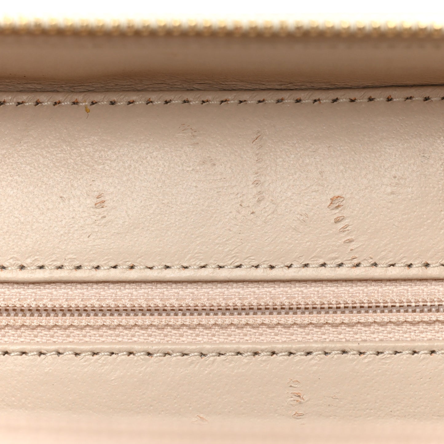 Caviar Quilted Medium CC Filigree Vanity Case White