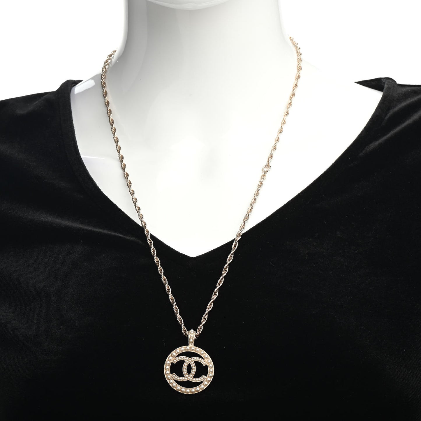 Pearl CC Round Pendant Necklace Gold