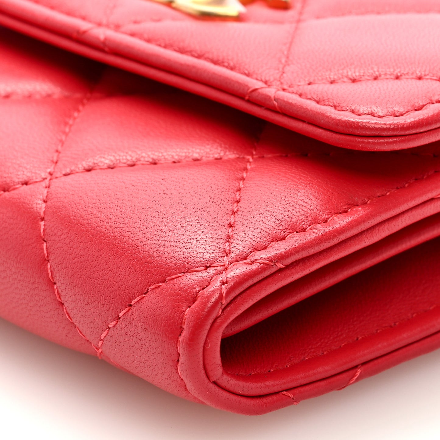Lambskin Quilted Pearl Crush Card Holder With Chain Red