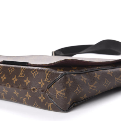 Louis Vuitton Monogram Beaubourg MM Messenger Bag 7 of 10