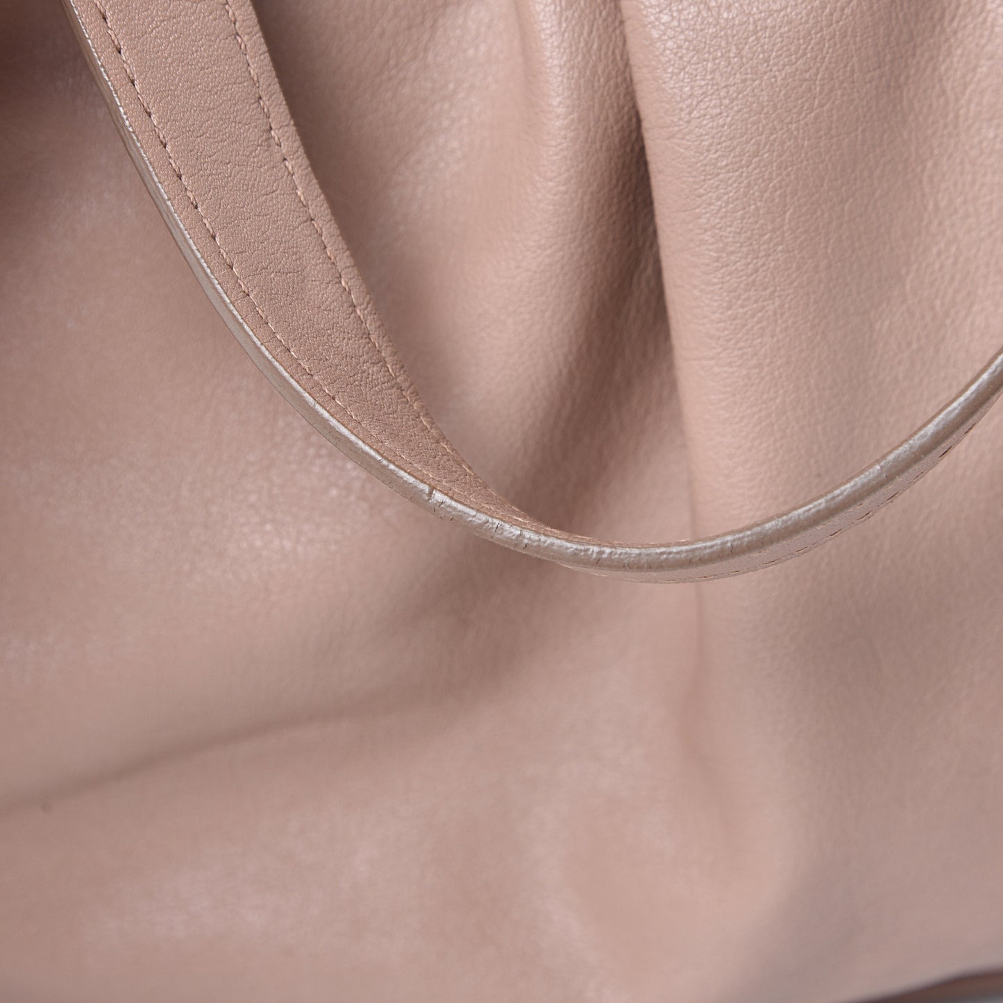Vitello Lux Gathered Tote Cammeo