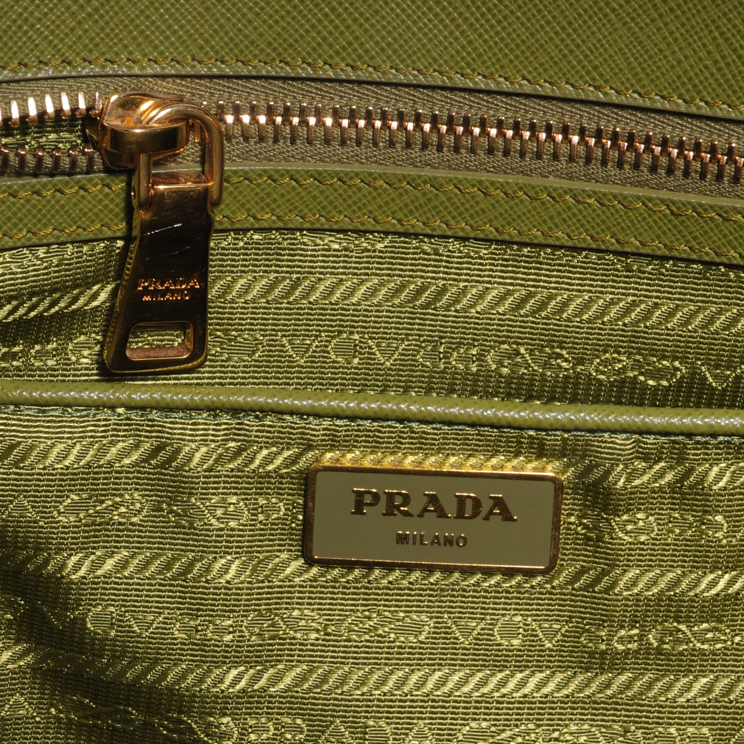Saffiano Medium Galleria Double Zip Tote Edera